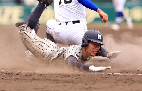 敦賀気比対明豊　7回表敦賀気比無死、中森は投手強襲打で一塁ヘッドスライディングし内野安打にする（撮影・浅見桂子）