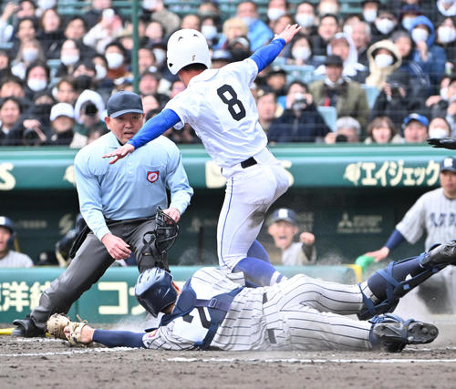敦賀気比対明豊　9回裏明豊2死一、二塁、明豊・石田智能の適時打で生還する木村留偉（中央）（撮影・石井愛子）