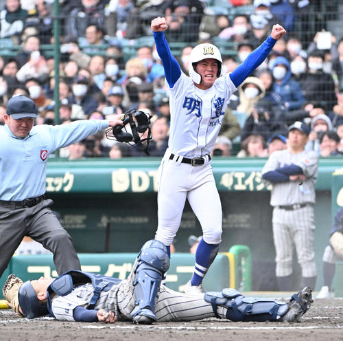 敦賀気比対明豊　9回裏明豊2死一、二塁、明豊・石田智能の適時打で生還する木村留偉（右）（撮影・石井愛子）