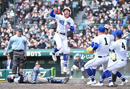 敦賀気比対明豊　9回裏明豊2死一、二塁、明豊・石田智能の適時打で生還する木村留偉（中央）（撮影・石井愛子）