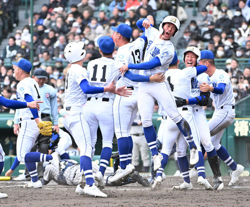 敦賀気比対明豊　9回裏明豊2死一、二塁、明豊・石田智能の適時打で生還する木村留偉（右から4人目）（撮影・石井愛子）