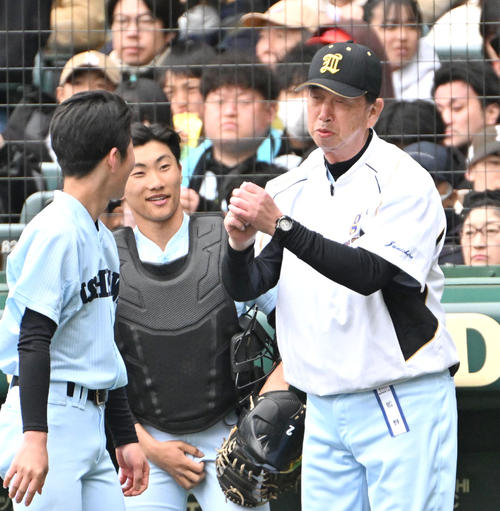 学法石川対健大高崎　選手に声をかける学法石川・佐々木順一朗監督（撮影・石井愛子）