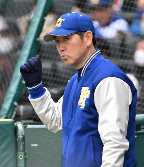 敦賀気比対明豊　選手にサインを送る健大高崎・青柳博文監督（撮影・石井愛子）