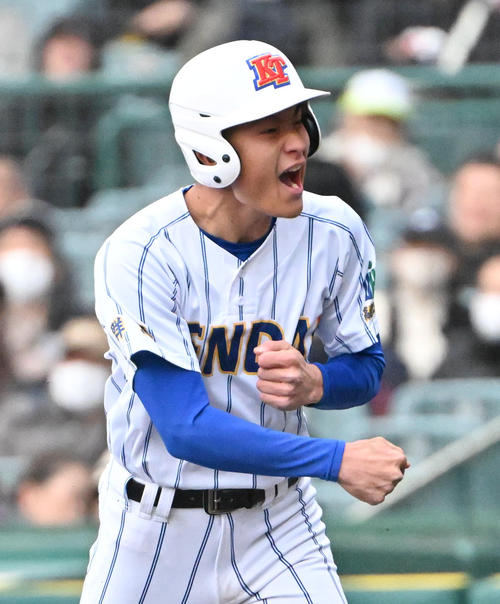 学法石川対健大高崎　7回裏健大高崎1死二塁、健大高崎・佐々木貫汰の適時打で生還する健大高崎・四宮晃（撮影・石井愛子）