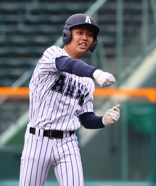 阿南光対豊川　2回表阿南光2死満塁、西村は左に適時3点二塁打を放ち喜ぶ（撮影・上山淳一）