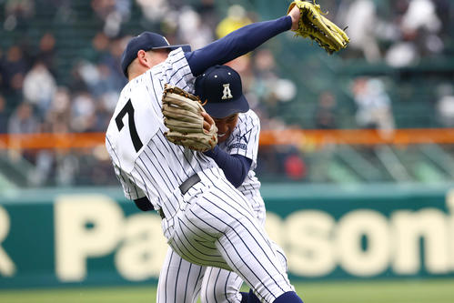 阿南光対豊川　5回裏豊川無死、左翼手福嶋（左）は山本の邪飛を捕球する（撮影・上山淳一）