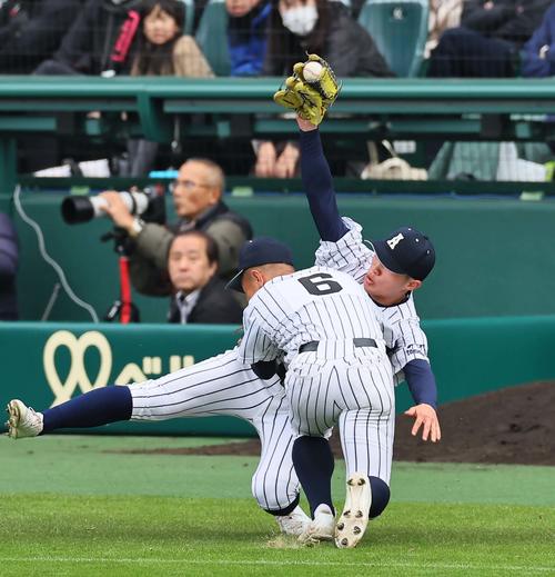 阿南光対豊川　5回裏豊川無死、豊川・山本の飛球を追い矢藤と激突しながら好捕する阿南光・福嶋（右）（撮影・上田博志）