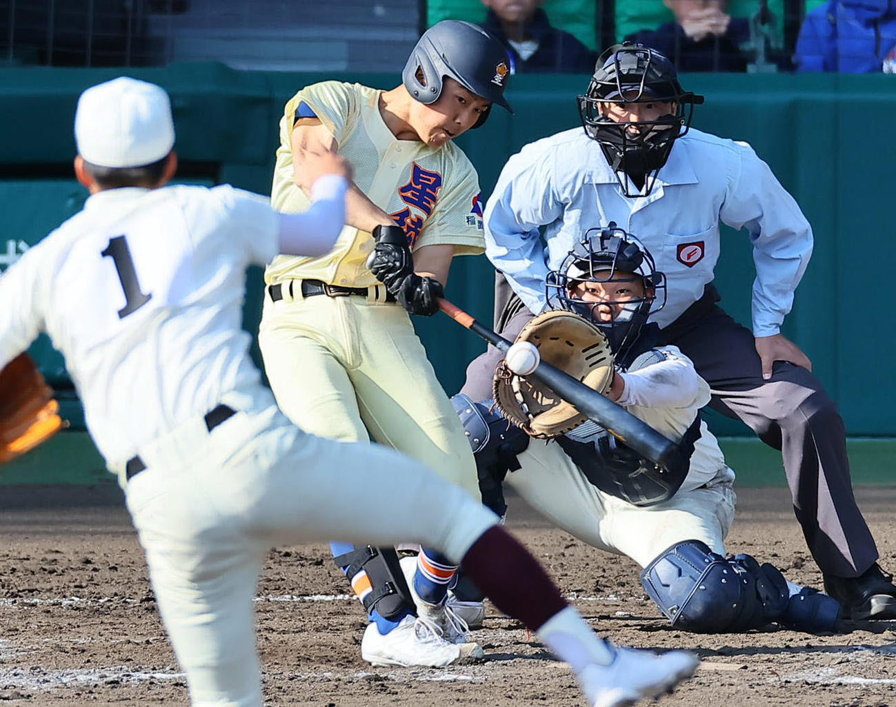 星稜対田辺　9回表星稜1死二、三塁、代打東（中央）は右前2点適時打を放つ。投手寺西（撮影・上田博志）