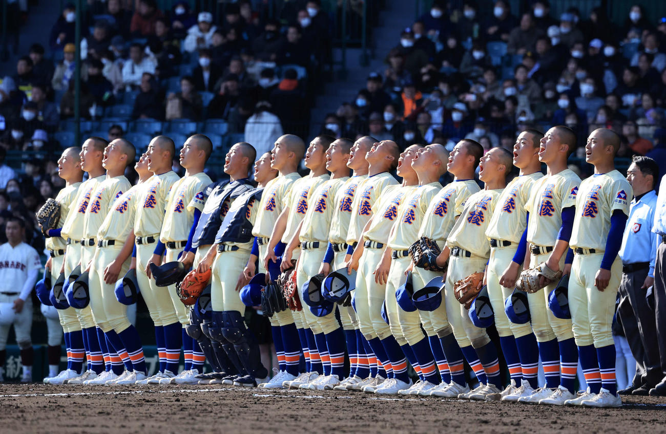 星稜対田辺　初戦突破し、のけ反りながら校歌斉唱する星稜ナイン（撮影・浅見桂子）