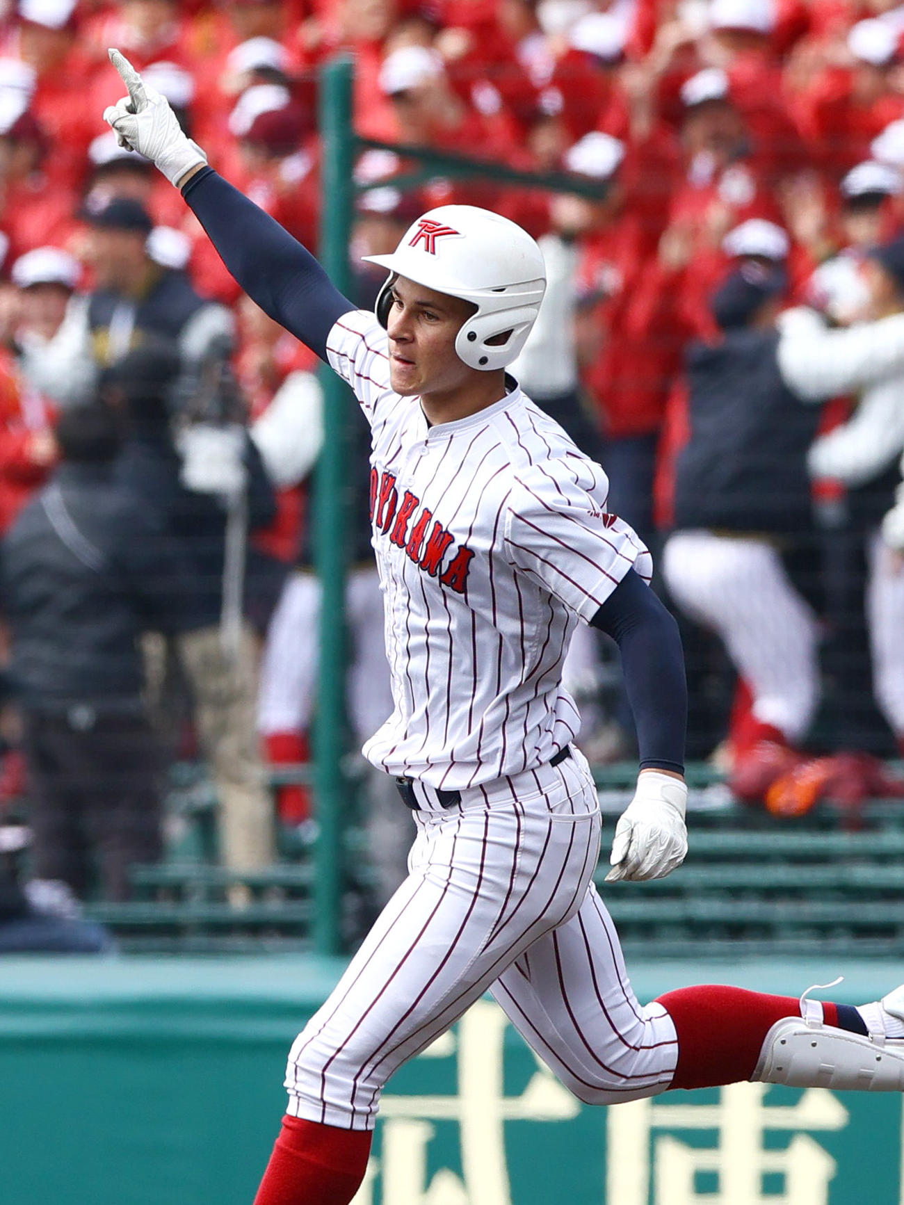 阿南光対豊川　8回裏豊川1死、モイセエフは右越え本塁打を放ちダイヤモンドを1周する（撮影・上山淳一）