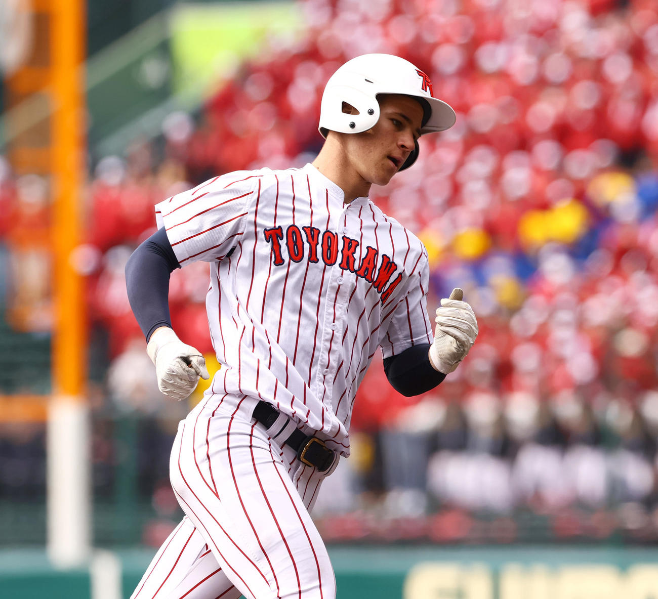 阿南光対豊川　8回裏豊川1死、モイセエフは右越え本塁打を放ちダイヤモンドを1周する（撮影・上山淳一）