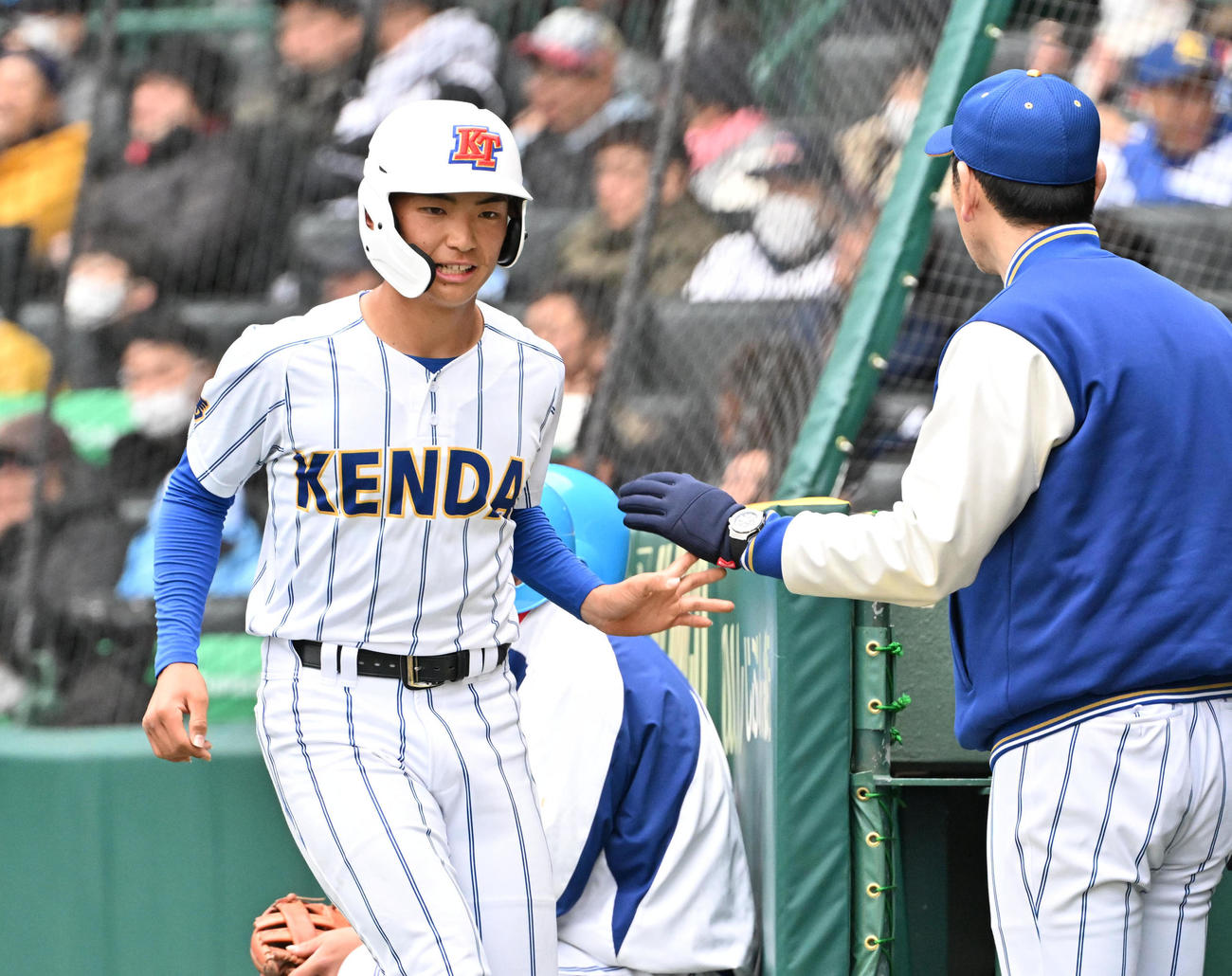 学法石川対健大高崎　6回裏健大高崎2死二、三塁、学法石川・佐藤翼の暴投で生還し健大高崎・青柳博文監督（右）とハイタッチをする健大高崎・高山裕次郎（撮影・石井愛子）