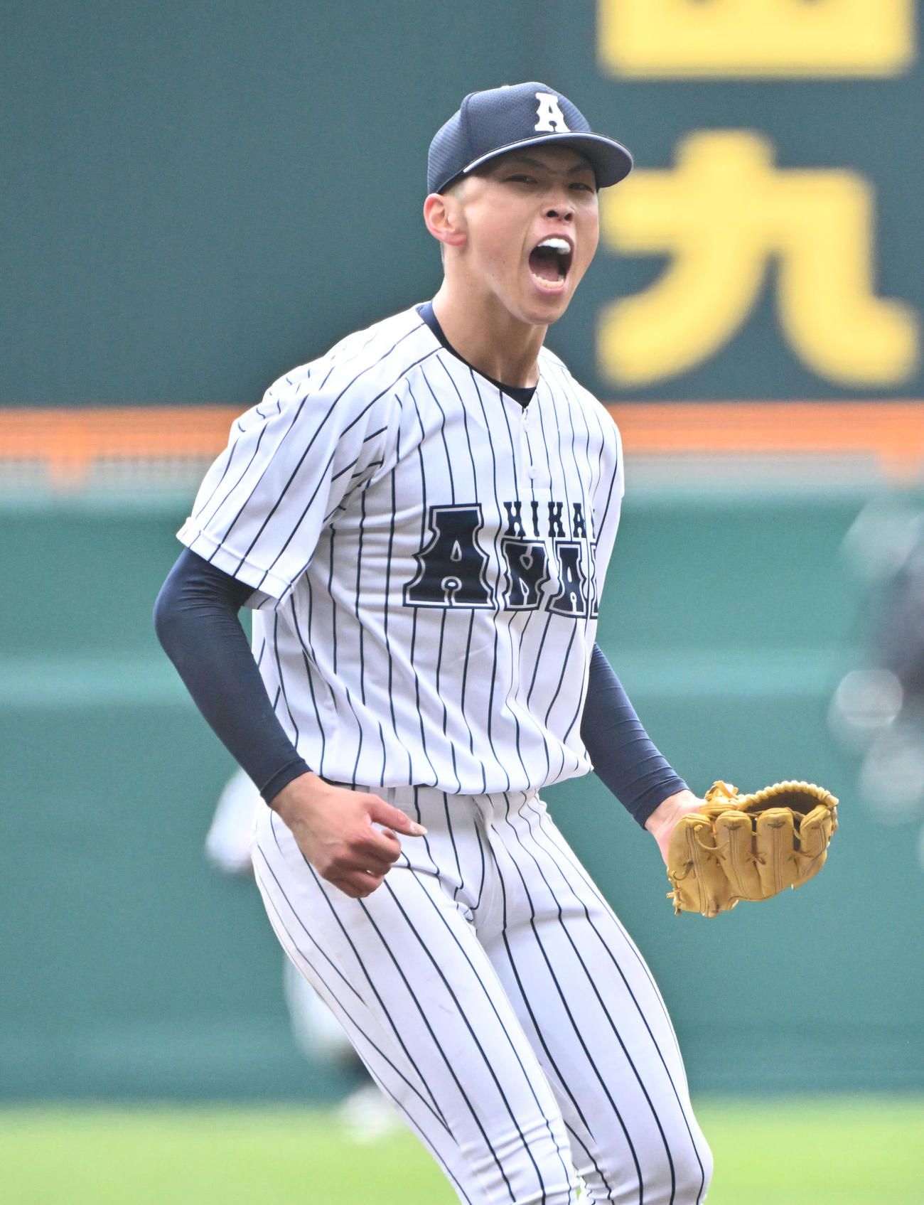阿南光対豊川　豊川に勝利し雄叫びをあげる阿南光・吉岡暖（撮影・石井愛子）
