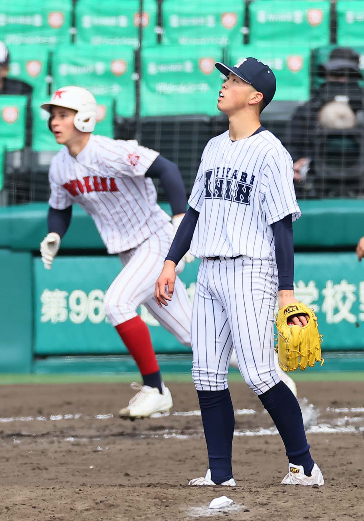 阿南光対豊川　8回裏豊川1死一塁、阿南光エース吉岡（右）はモイセエフに大会1号本塁打を浴びる（撮影・上田博志）