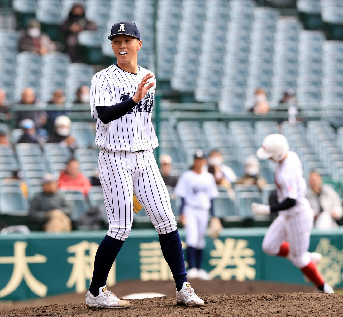 阿南光対豊川　8回裏豊川1死一塁、モイセエフに右越え2点本塁打を許し苦笑する吉岡（撮影・浅見桂子）