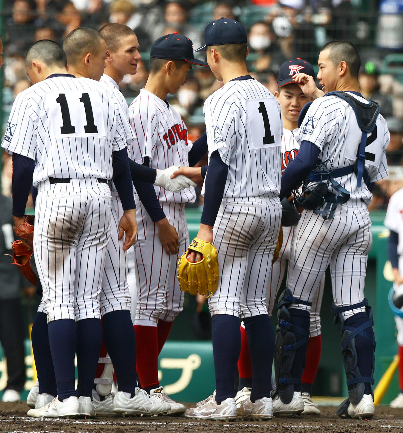 阿南光対豊川　試合を終え阿南光エース吉岡と握手をかわす豊川モイセエフ（左から3人目）（撮影・上山淳一）