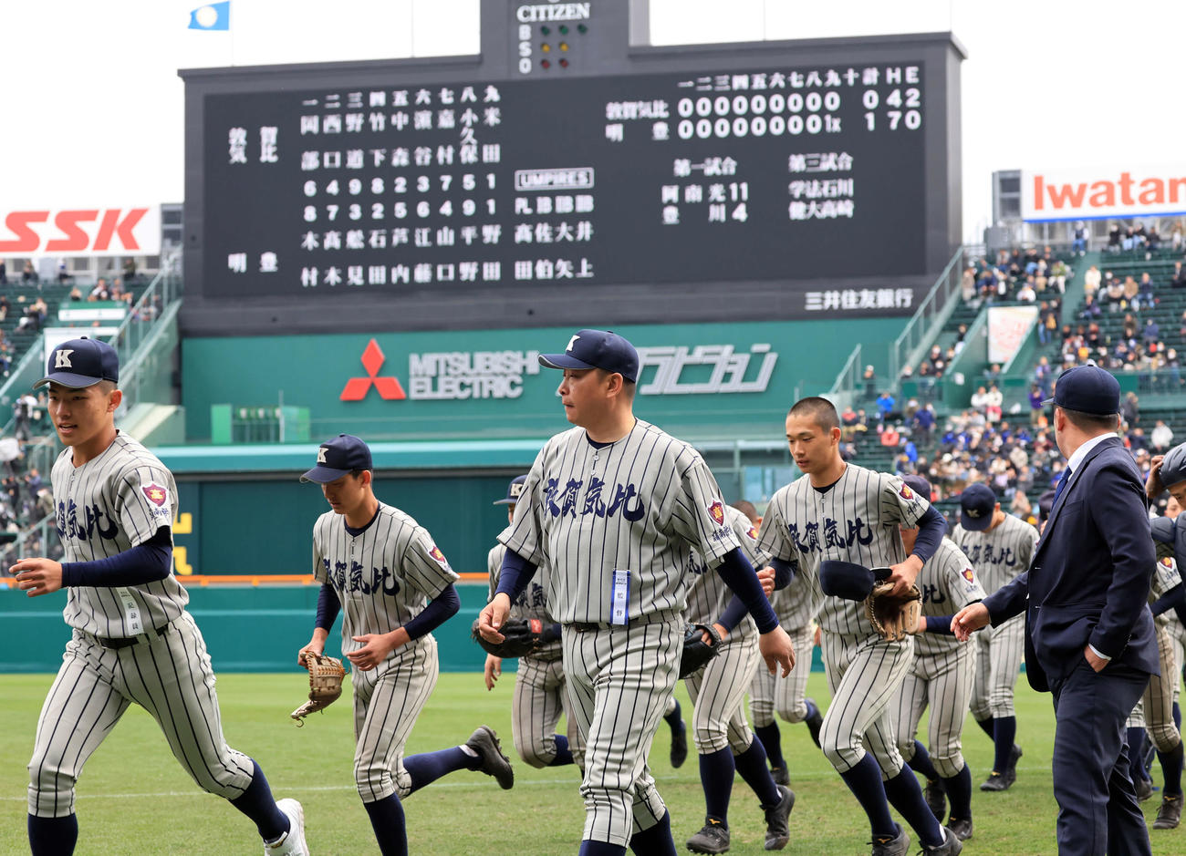 敦賀気比対明豊　サヨナラ負けし、引き揚げる敦賀気比の選手たち（撮影・浅見桂子）