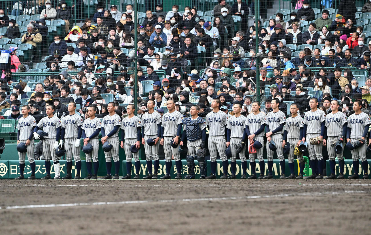 敦賀気比対明豊　明豊に負け肩を落とす敦賀気比ナイン（撮影・石井愛子）