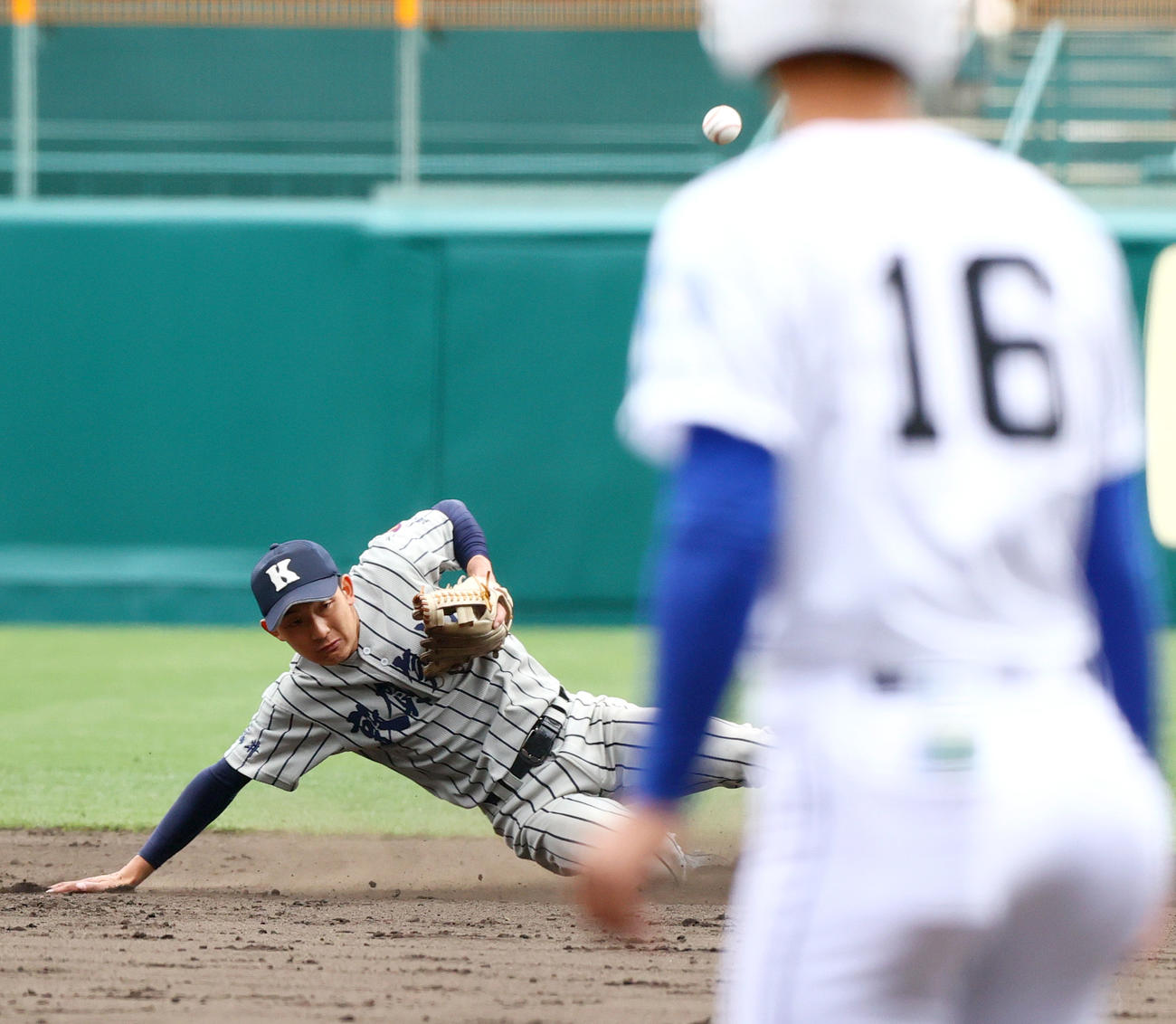 敦賀気比対明豊　9回裏明豊2死一、二塁、二塁手西口は石田の打球を取りに行くがサヨナラ右前適時打となる（撮影・上山淳一）