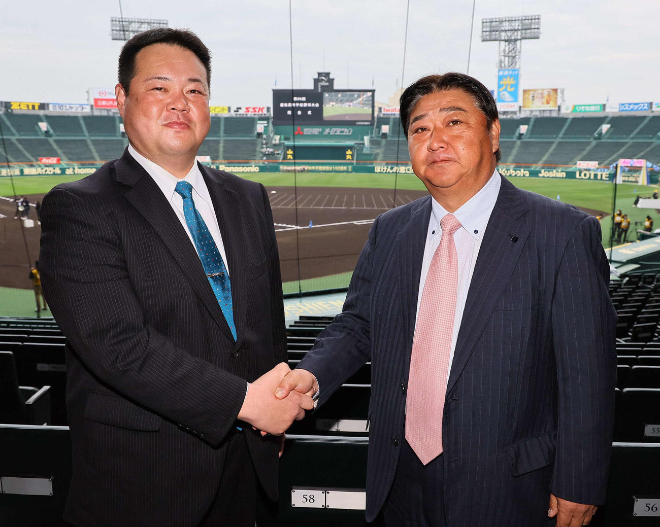 握手を交わし健闘を誓い合う別海・島影監督（左）と創志学園・門馬監督（2024年3月18日撮影）