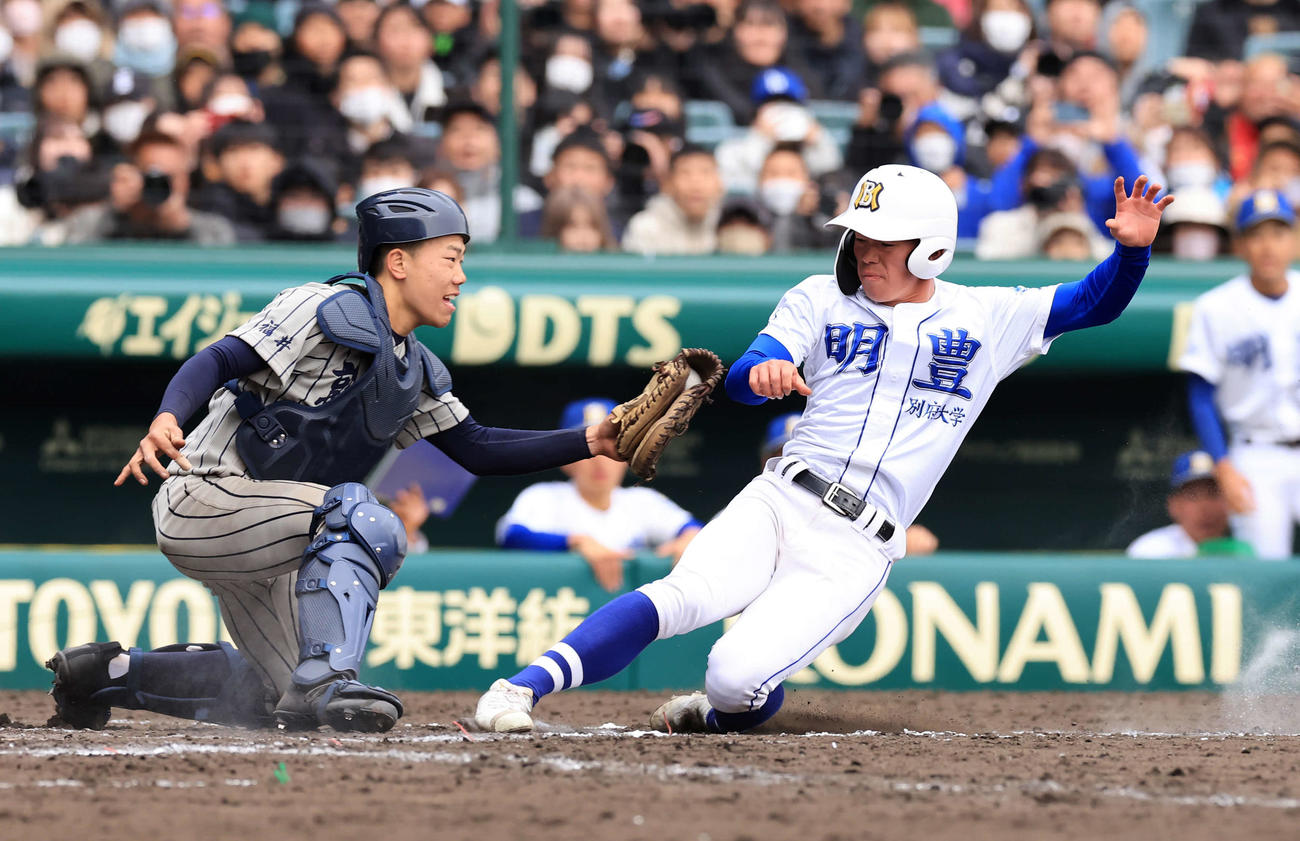 敦賀気比対明豊　9回裏明豊2死一、二塁、石田の右前サヨナラ適時打で生還する木村（撮影・浅見桂子）