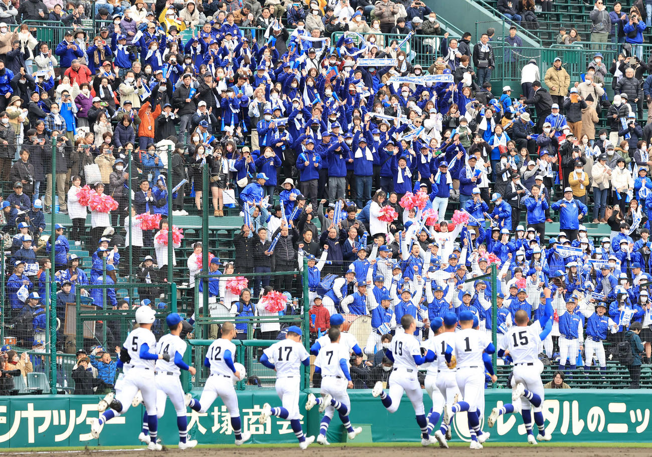 敦賀気比対明豊　サヨナラ勝利し、喜ぶナインを拍手で迎える明豊応援団（撮影・浅見桂子）