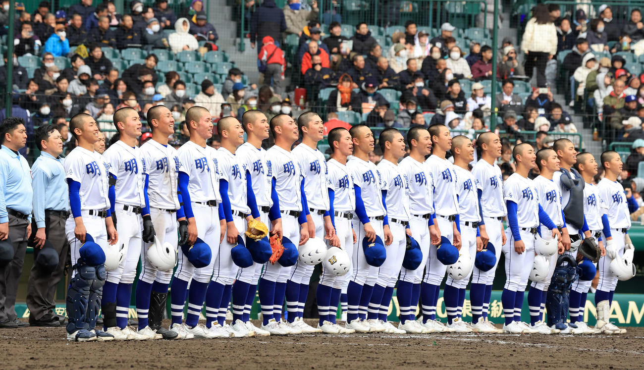 敦賀気比対明豊　サヨナラ勝利し、校歌斉唱する明豊ナイン（撮影・浅見桂子）