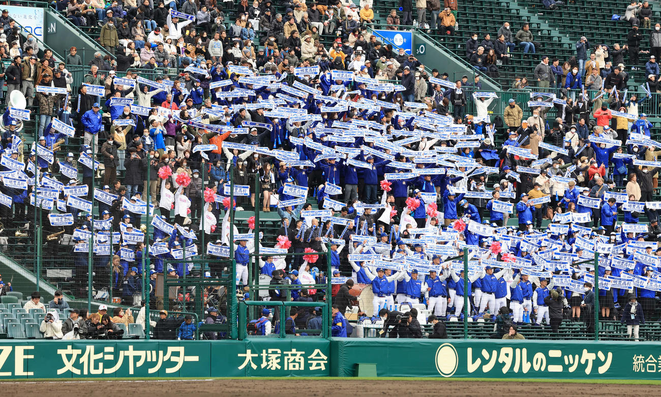 敦賀気比対明豊　サヨナラ勝利し、タオルを掲げて校歌斉唱するスタンドの明豊応援団（撮影・浅見桂子）