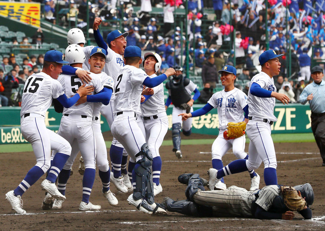 敦賀気比対明豊　9回裏明豊2死一、二塁、石田の右前適時打でサヨナラ勝利し歓喜する明豊ナイン（撮影・上山淳一）