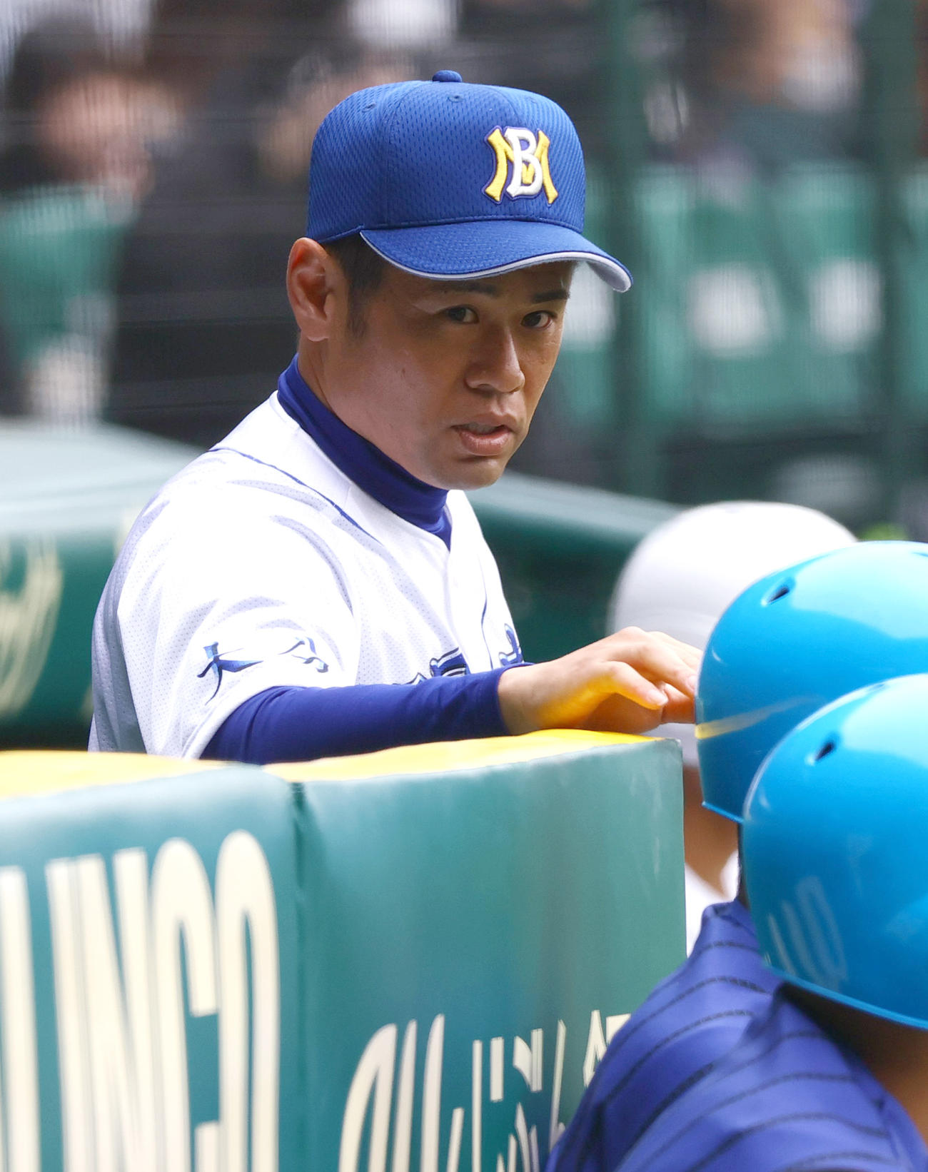 敦賀気比対明豊　ベンチから戦況を見る明豊の川崎監督（撮影・上山淳一）