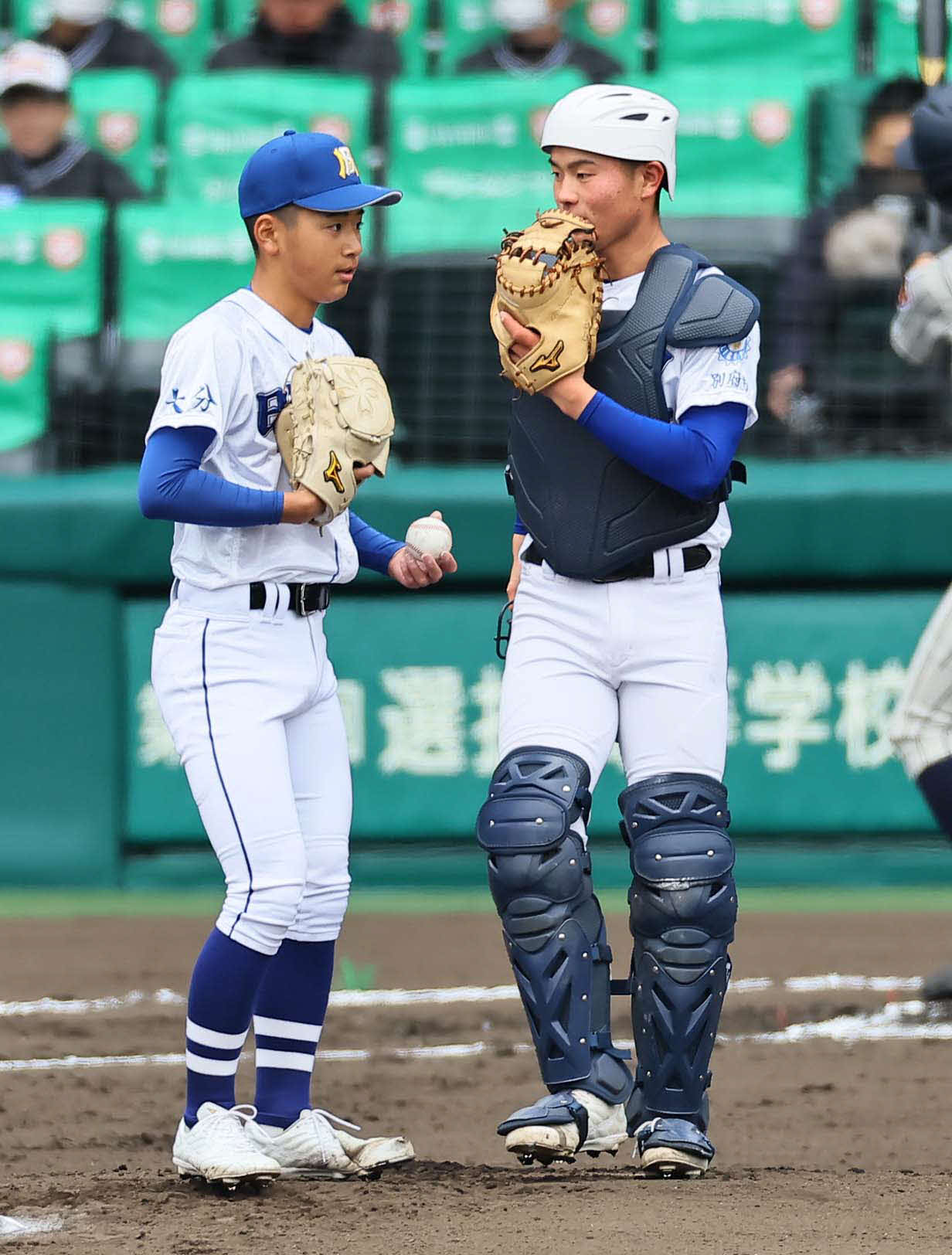 敦賀気比対明豊　6回、明豊・寺本悠真投手（左）に声を掛ける石田智能（撮影・上田博志）