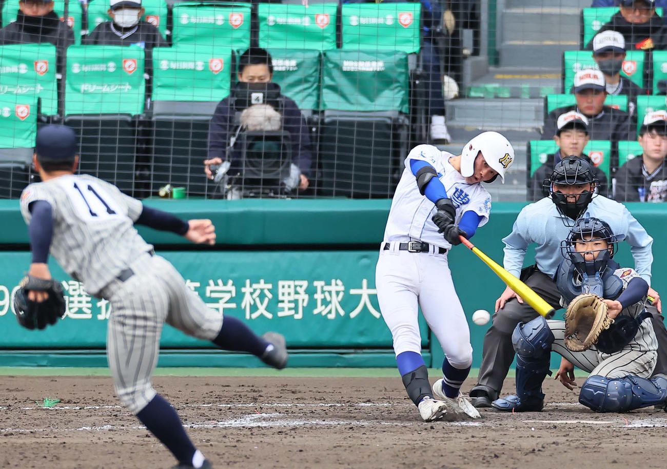 敦賀気比対明豊　9回裏明豊2死一、二塁、右前サヨナラ打を放つ石田（撮影・上田博志）