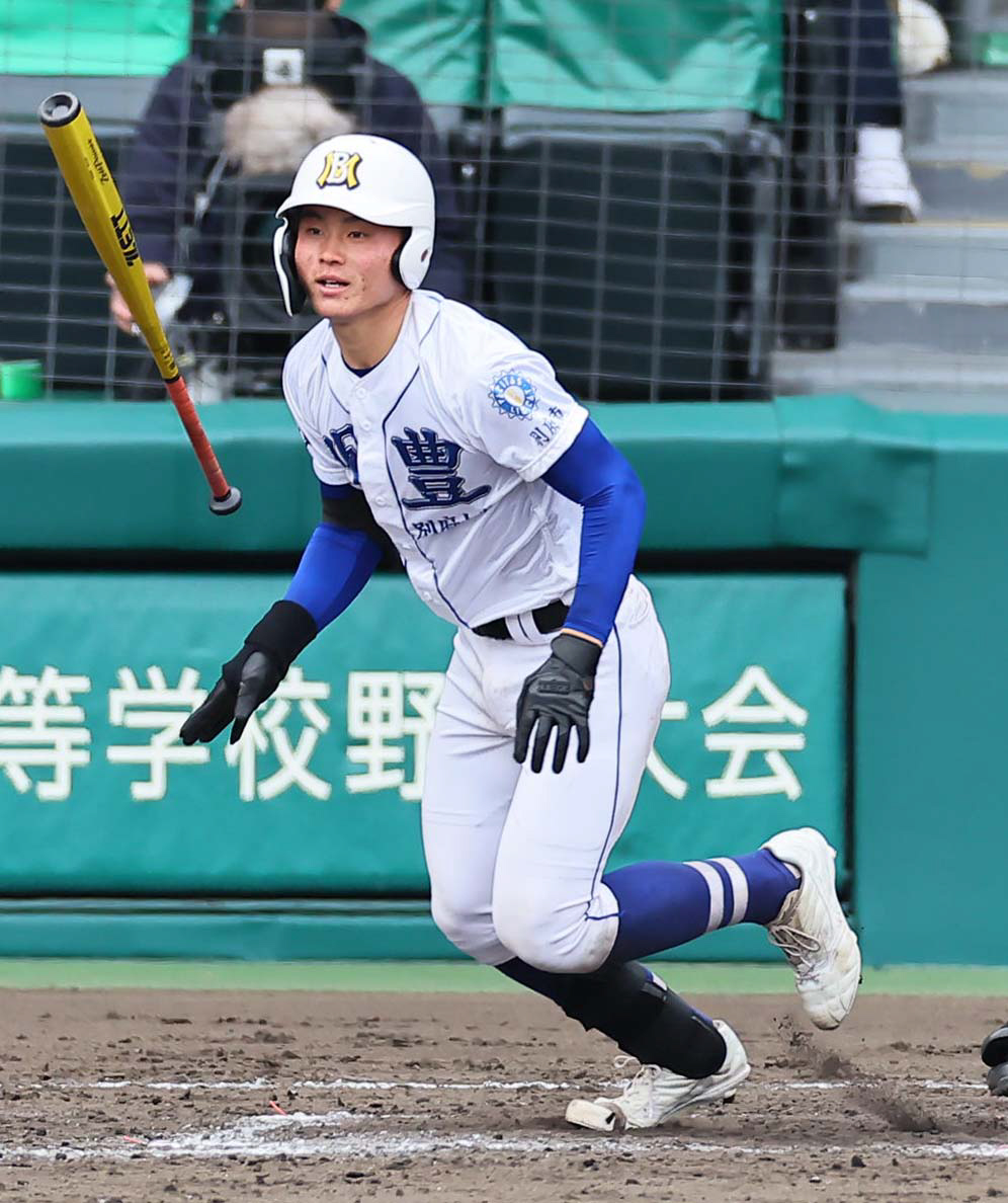 敦賀気比対明豊　9回裏明豊2死一、二塁、右へサヨナラ打を放つ石川（撮影・上田博志）