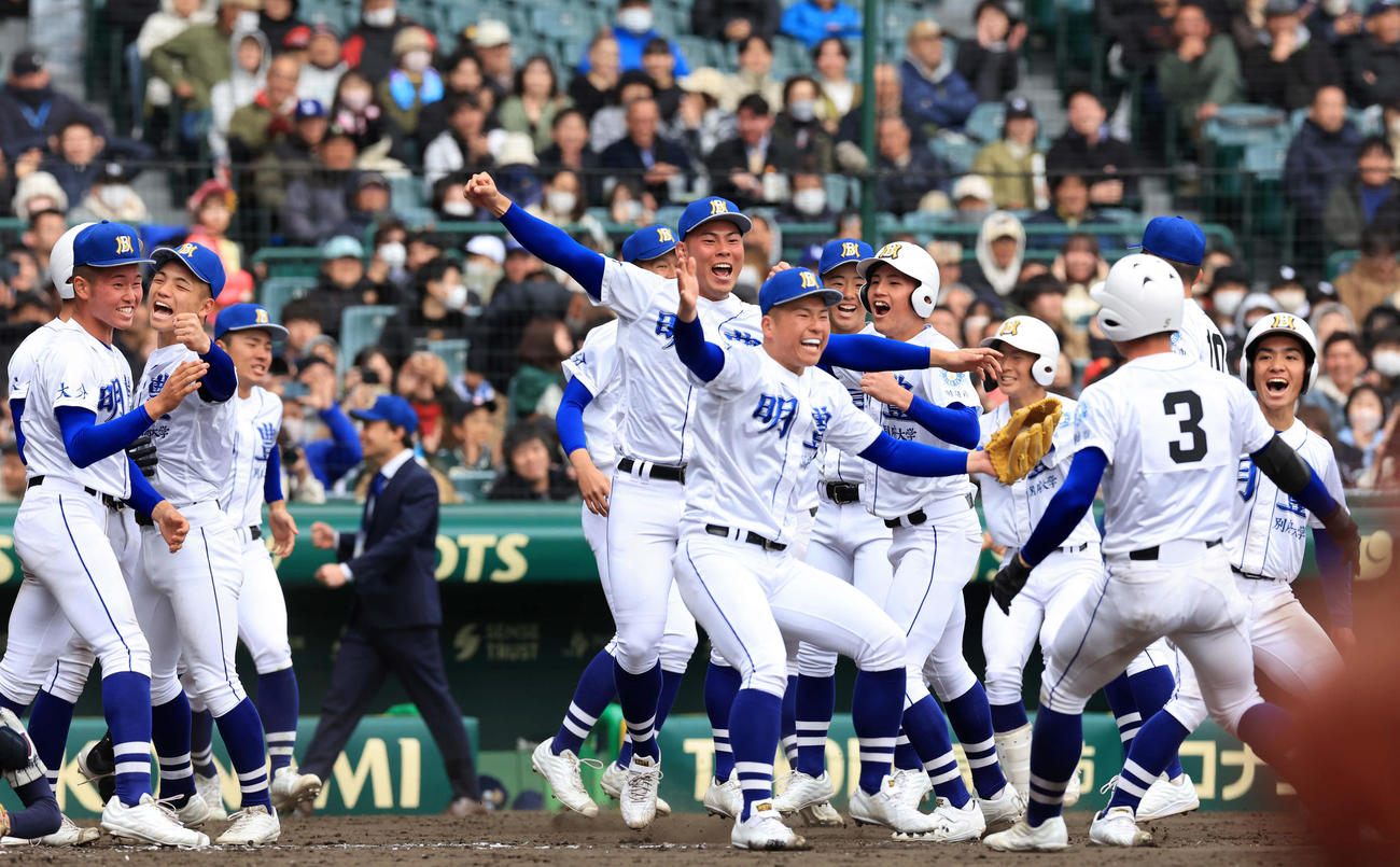 敦賀気比対明豊　9回裏明豊2死一、二塁、石田（右・背番号3）がサヨナラ適時打を放ち大喜びで迎える明豊ナイン（撮影・浅見桂子）