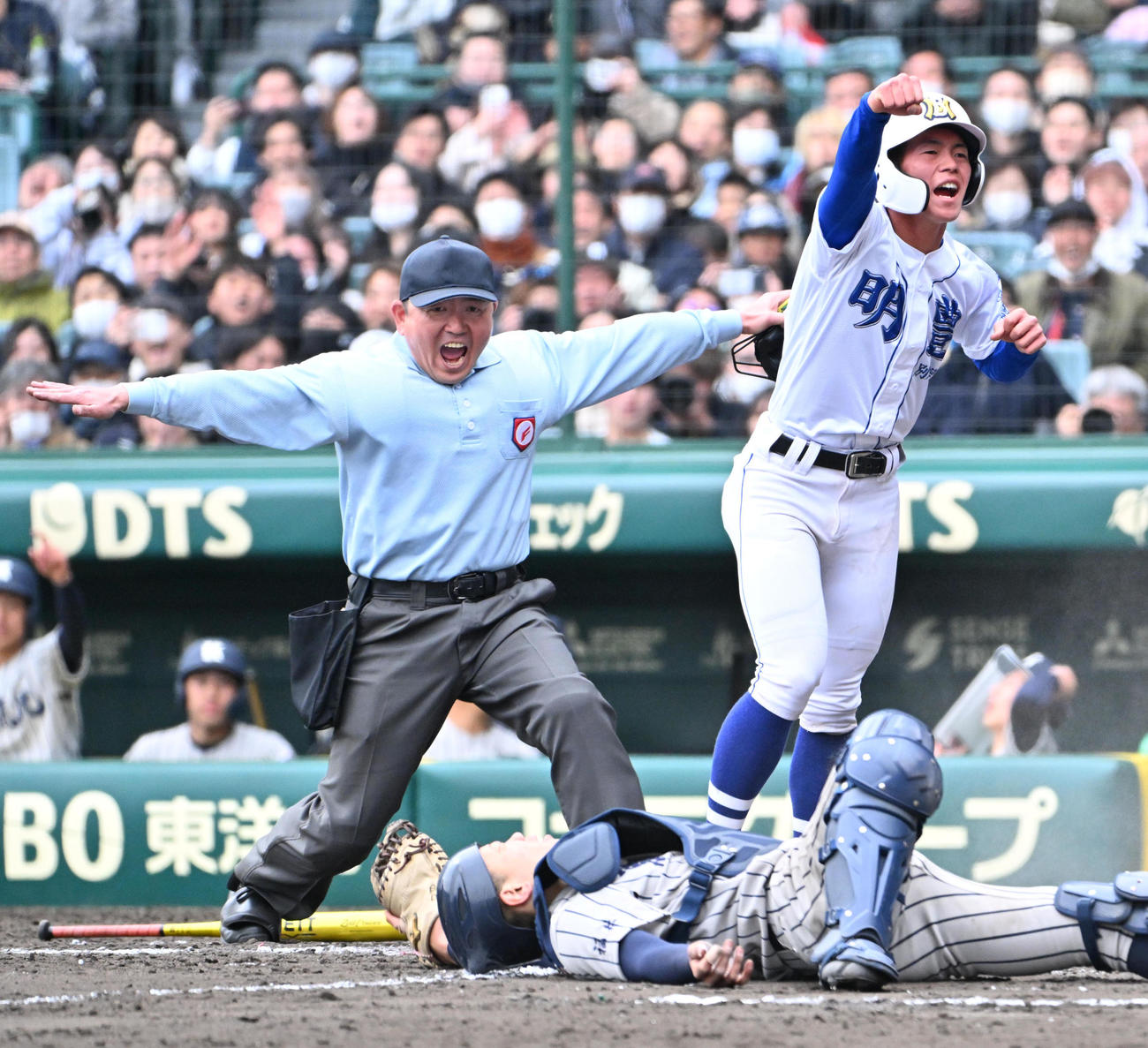 敦賀気比対明豊　9回裏明豊2死一、二塁、明豊・石田智能の適時打で生還する木村留偉（右）（撮影・石井愛子）