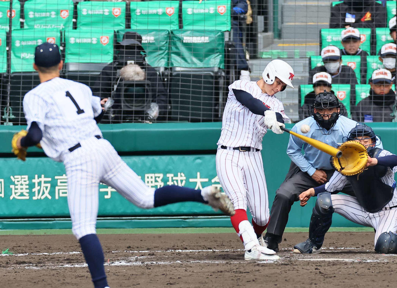 阿南光対豊川　8回裏豊川1死一塁、モイセエフは右越えに今大会第1号の2点本塁打を放つ。投手吉岡（撮影・上田博志）
