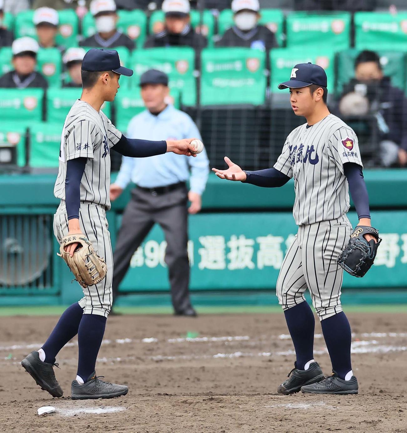 明豊対敦賀気比　交代した敦賀気比・米田（右）にボールを手渡すエース竹下（撮影・上田博志）
