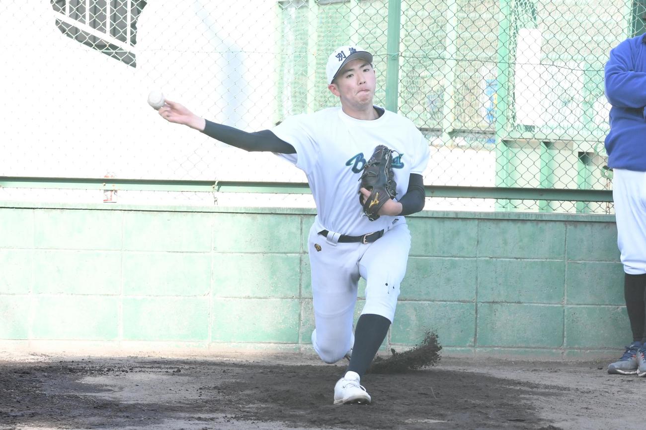 18日、投球練習をする別海の堺