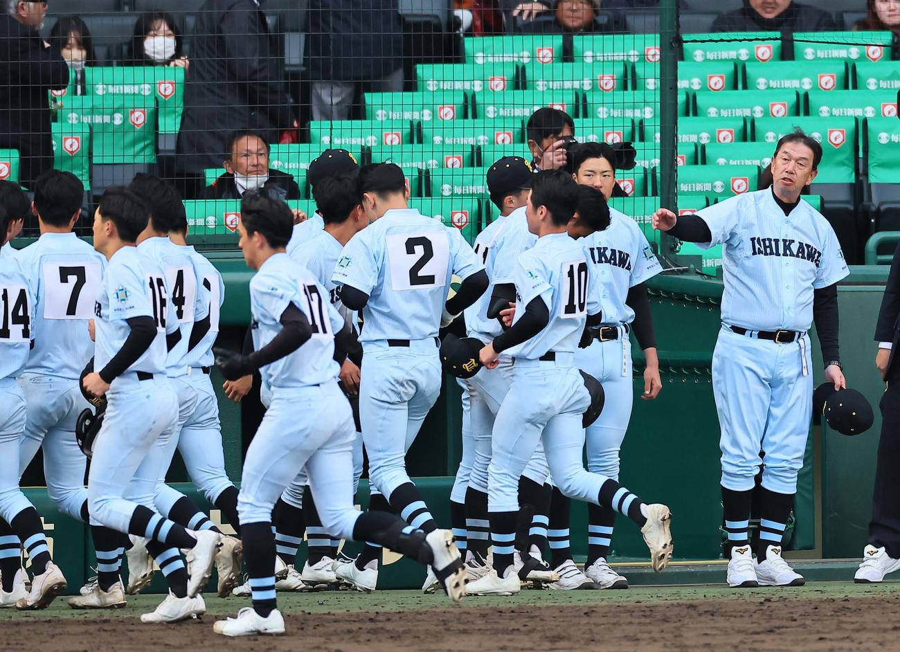 学法石川対高崎健康福祉大高崎　高崎健康福祉大高崎に敗れた学法石川・佐々木監督（右）はナインの整列を誘導する（撮影・上田博志）