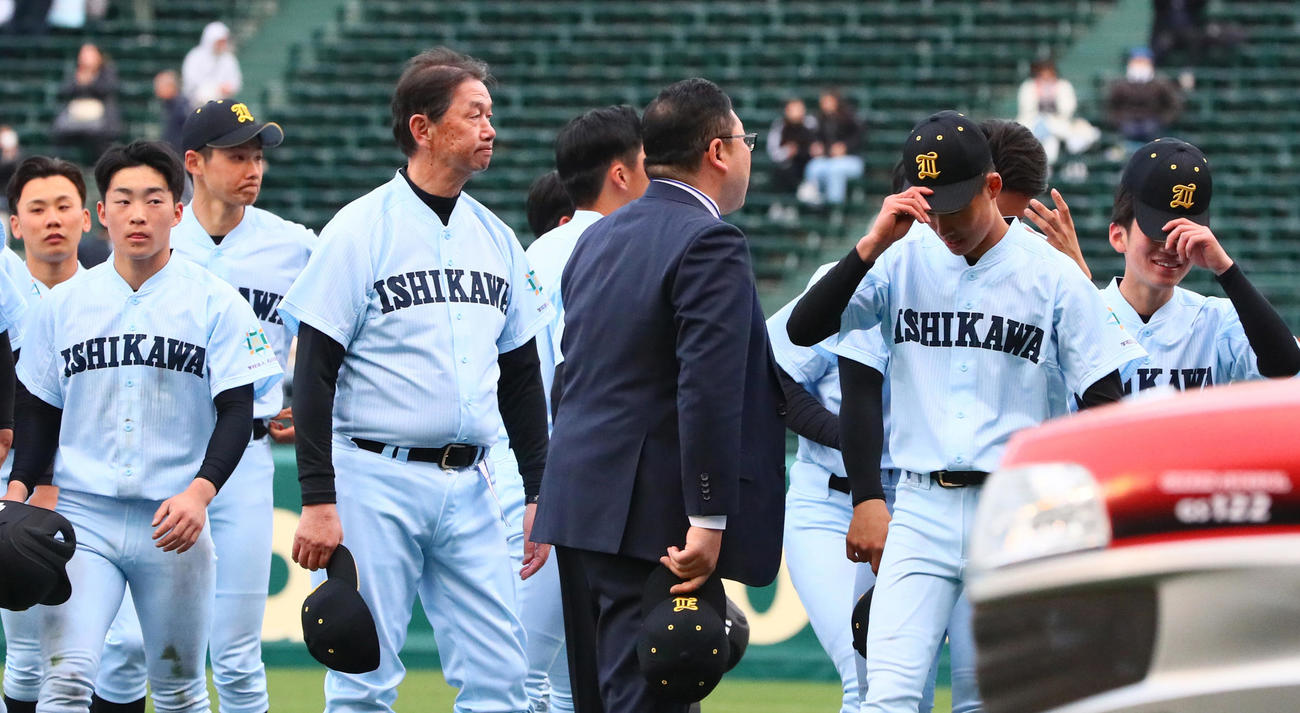 学法石川対高崎健康福祉大高崎　アルプスの応援団にあいさつする学法石川の佐々木監督（左から4人目）と選手たち（撮影・上山淳一）