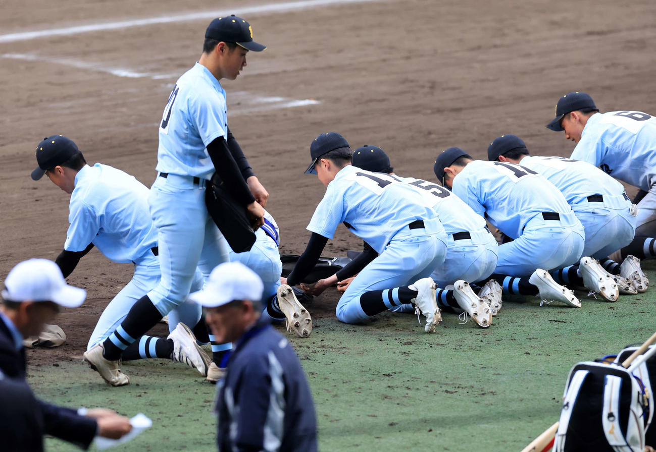 学法石川対高崎健康福祉大高崎　初戦敗退し、甲子園の土を集める学法石川の選手たち（撮影・浅見桂子）