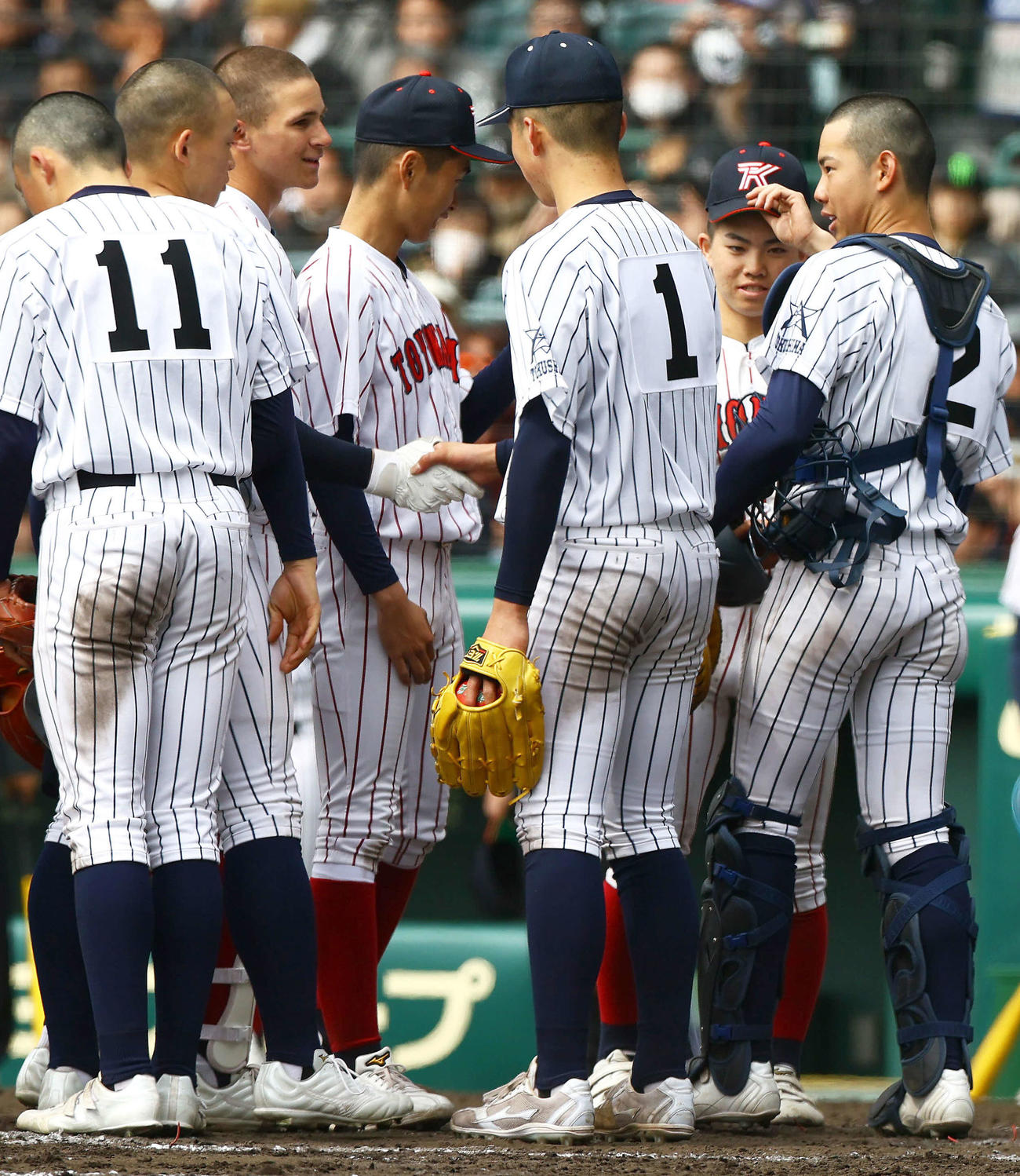 阿南光対豊川　試合後、阿南光エース吉岡（手前中央）と握手を交わす豊川・モイセエフ（撮影・上山淳一）