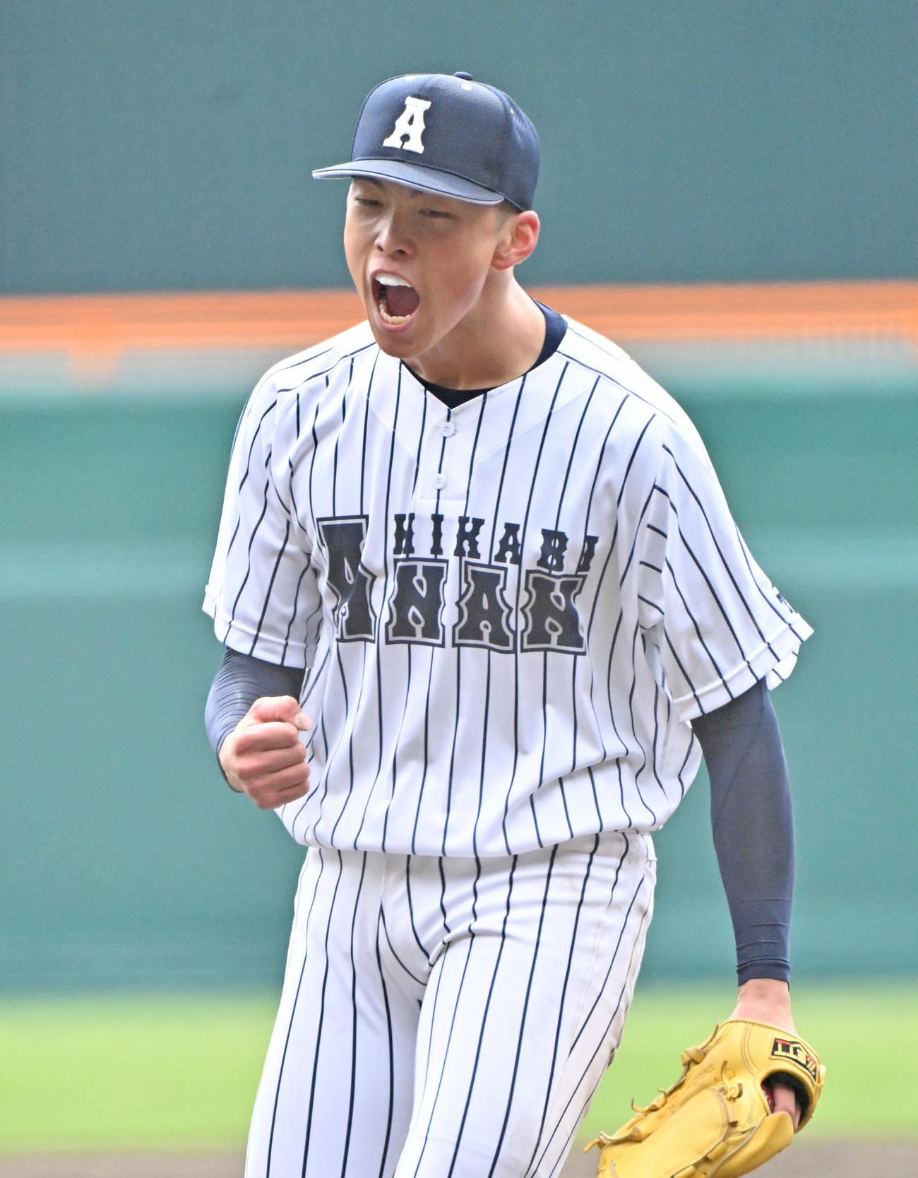 阿南光対豊川　豊川に勝利し雄叫びをあげる阿南光・吉岡暖（撮影・石井愛子）