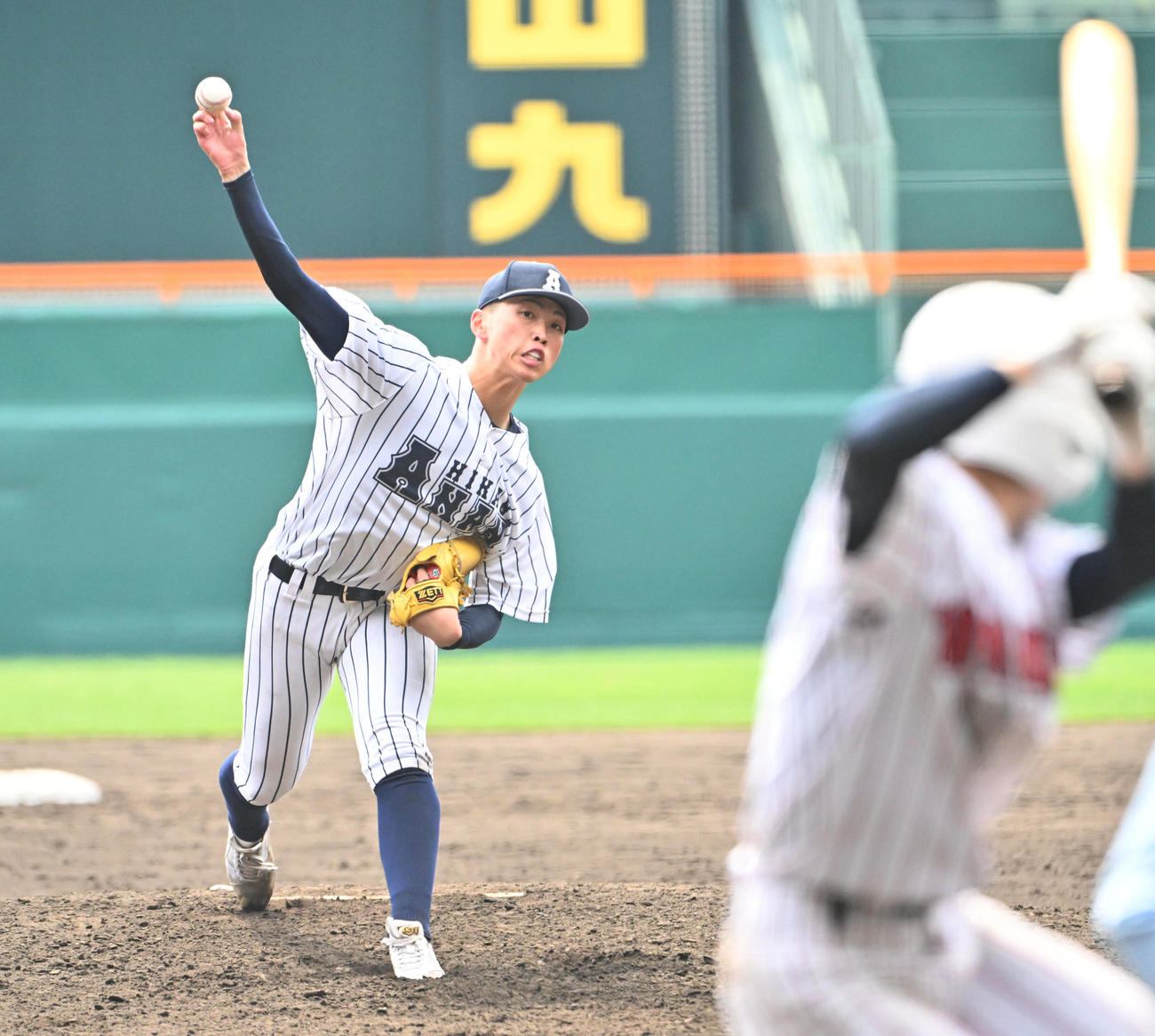 阿南光対豊川　9回裏豊川無死、豊川・鈴木貫太（右）に投球する阿南光・吉岡暖（撮影・石井愛子）