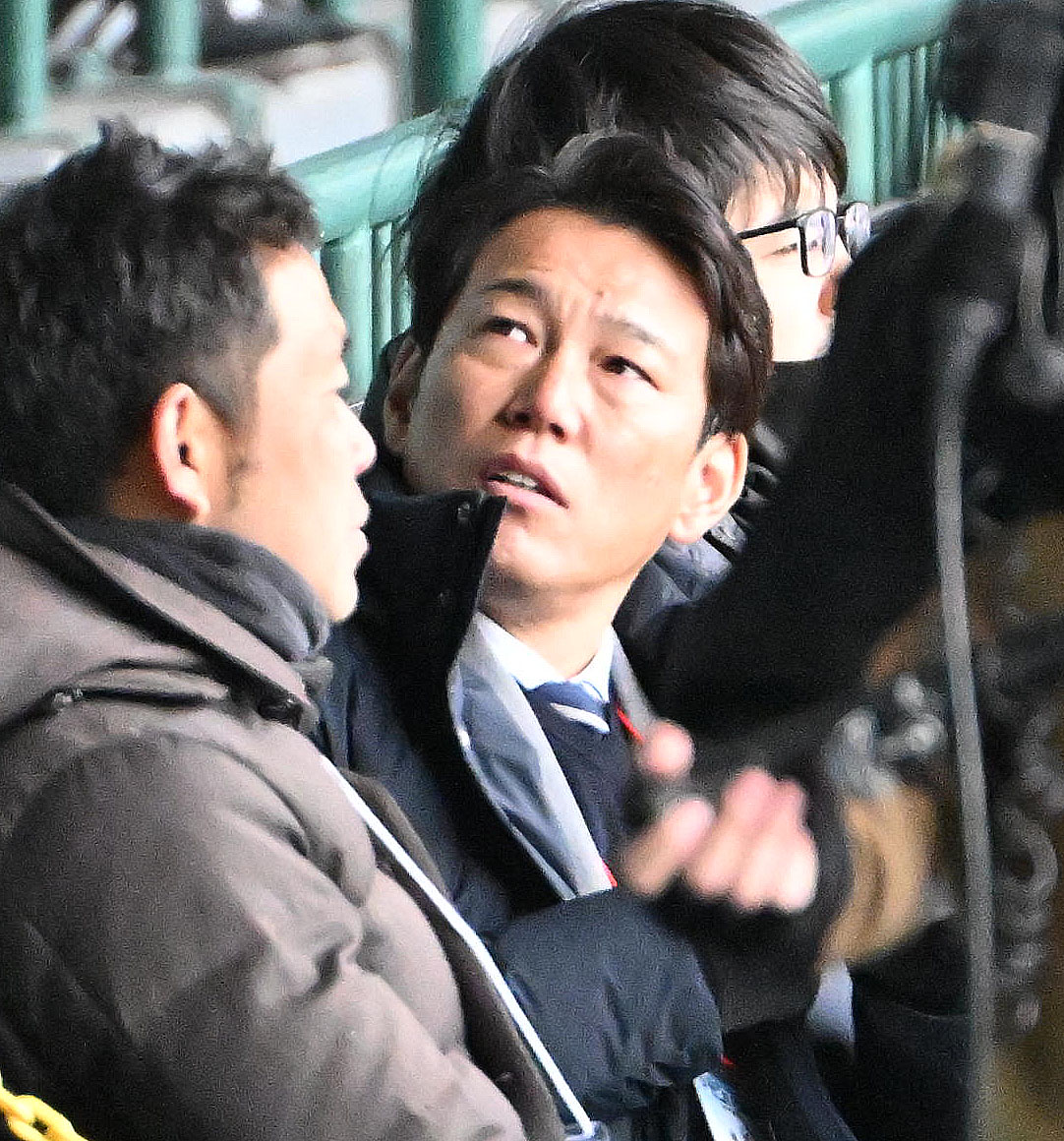 関係者らと話す侍ジャパン井端弘和監督（中央）（撮影・石井愛子）