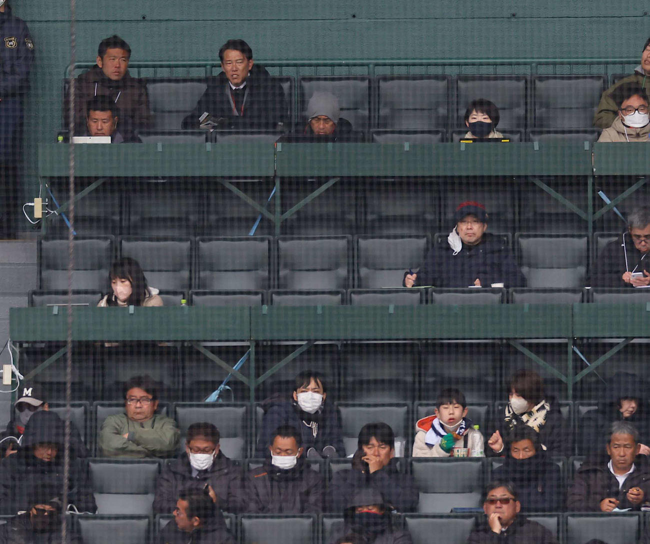 侍ジャパン・井端弘和（上段左から2人目）はセンバツ高校野球を視察する（撮影・上田博志）