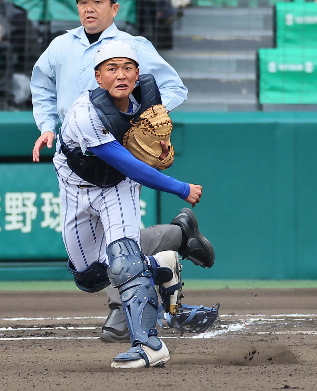 学法石川対高崎健康福祉大高崎　1回表学法石川1死一塁、高崎健康福祉大高崎・箱山は岸波のバントを二塁へ送球する（撮影・上田博志）