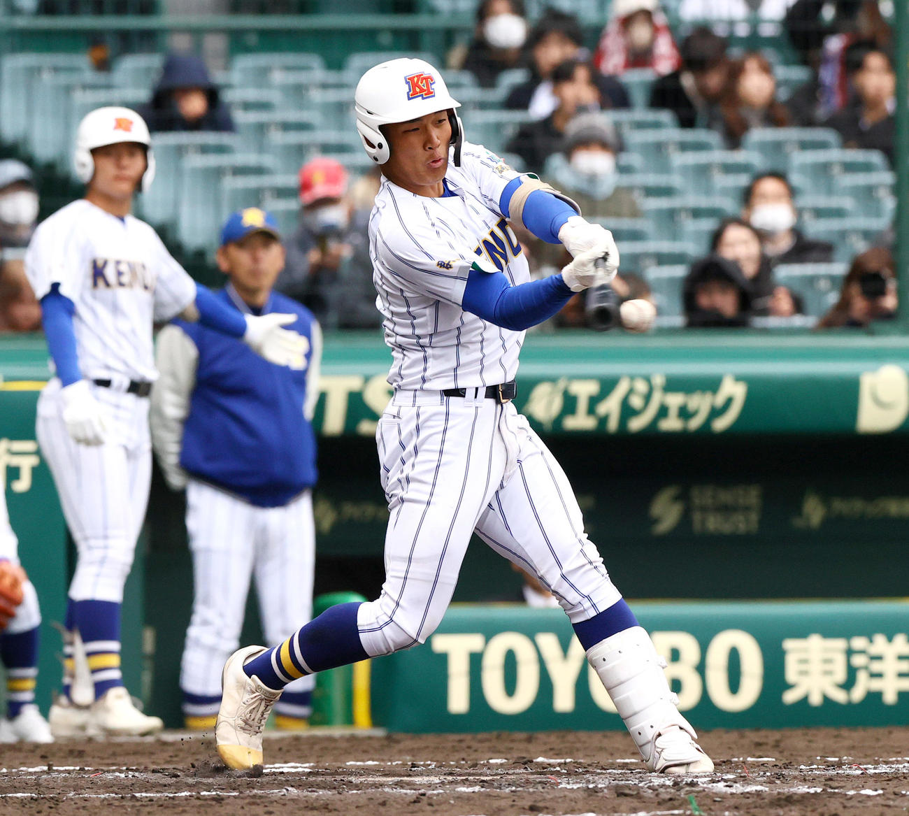 学法石川対高崎健康福祉大高崎　7回裏高崎健康福祉大高崎2死一、二塁、箱山は左前適時打を放つ（撮影・上山淳一）