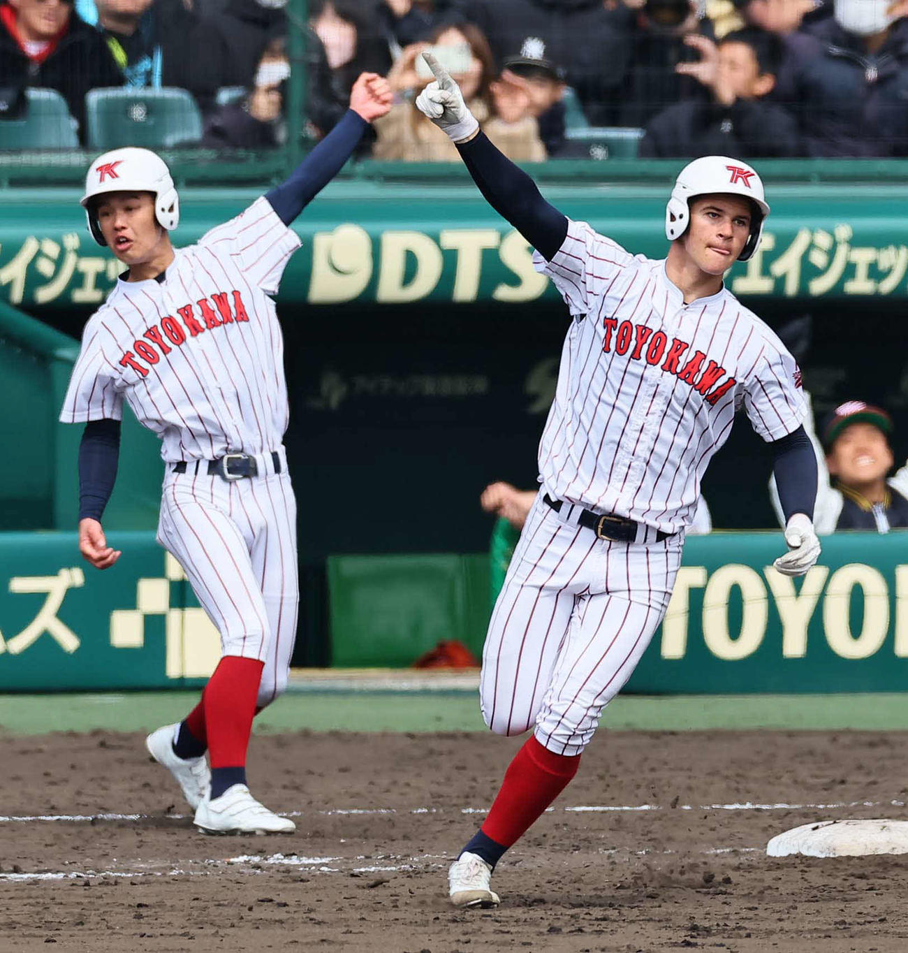 阿南光対豊川　8回裏豊川1死一塁、モイセエフは右越えに大会1号本塁打を放つ（撮影・上田博志）