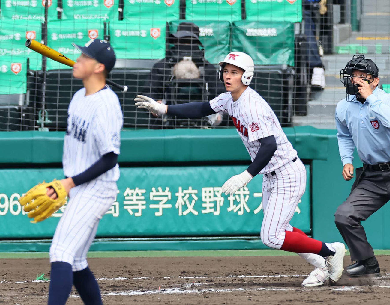 阿南光対豊川　8回裏豊川1死一塁、モイセエフは右越えに今大会第1号の2点本塁打を放つ。投手吉岡（撮影・上田博志）